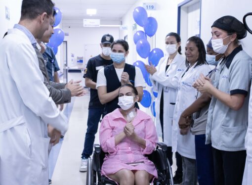 Paciente recebe alta após mais de 100 dias internada