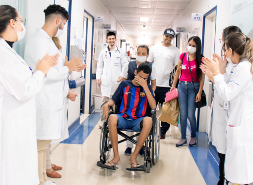 Jovem recebe alta após mais de 40 dias internado