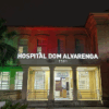 Hospital decora fachada com luzes das cores do Natal