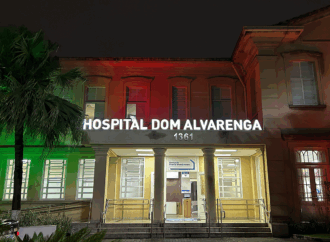 Hospital decora fachada com luzes das cores do Natal
