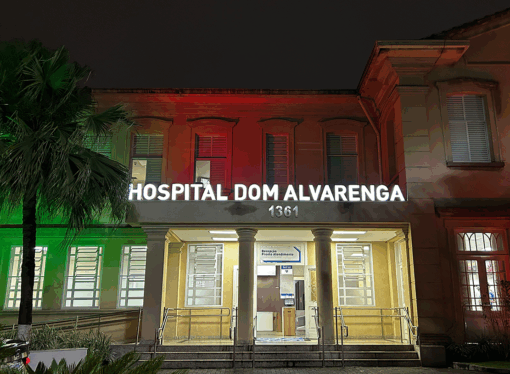Hospital decora fachada com luzes das cores do Natal