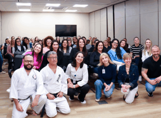 Colaboradoras aprendem técnicas de defesa pessoal