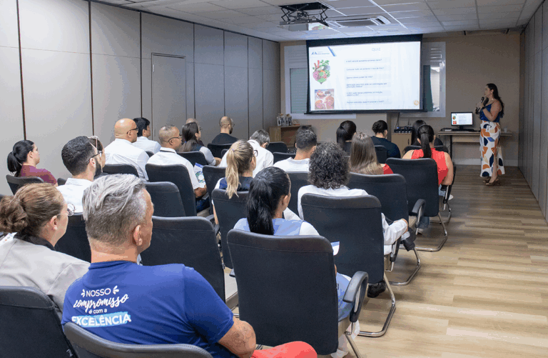 Palestra promovida pela CIPA conscientiza sobre pressão alta
